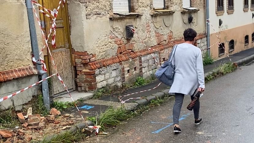 Életveszély a pécsi belvárosban úgy, hogy közben a lakóknak nincs hova menniük