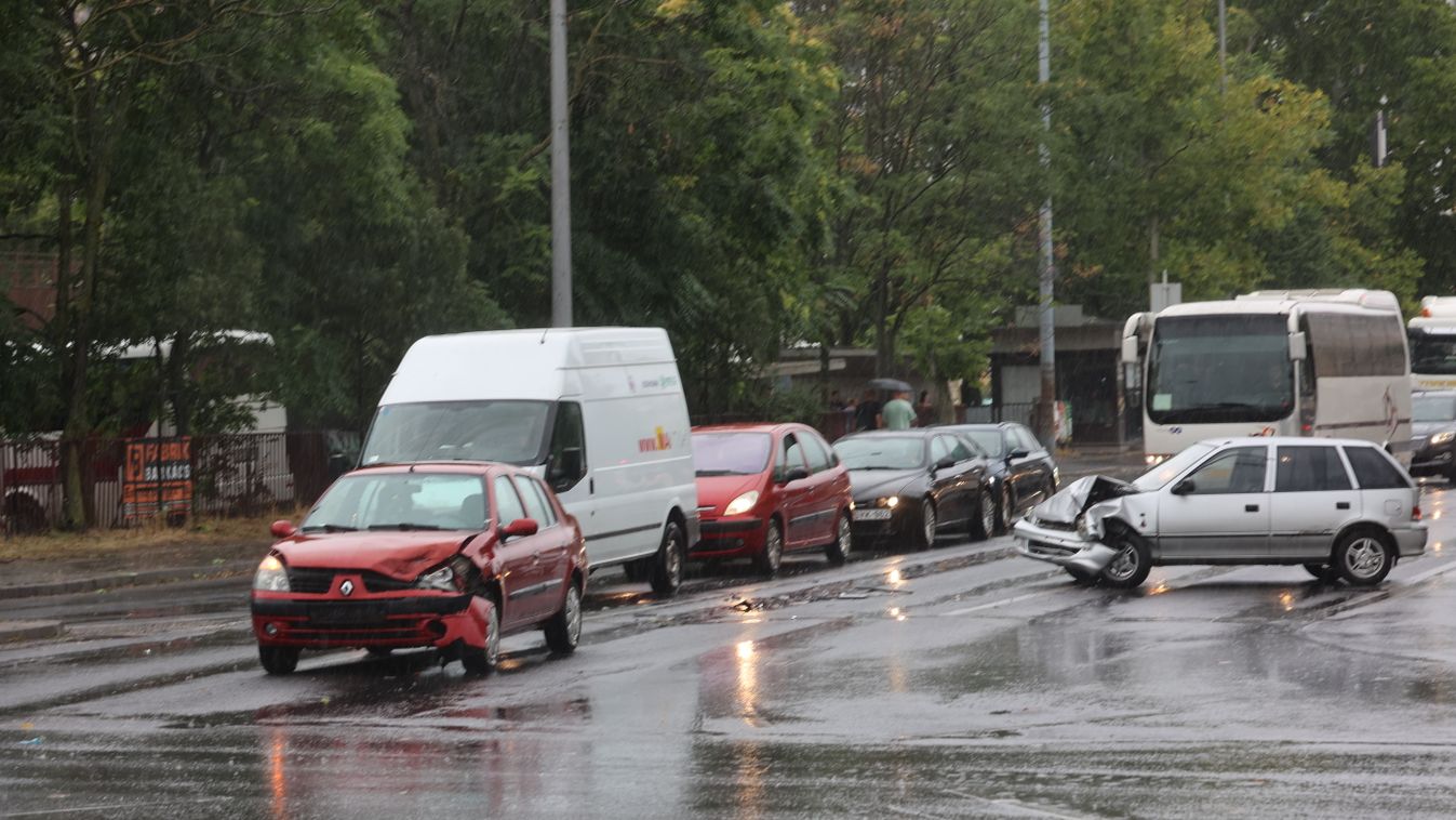 Durva baleset az Árkádnál: két autó csattant a hétfői viharban – FRISSÍTVE