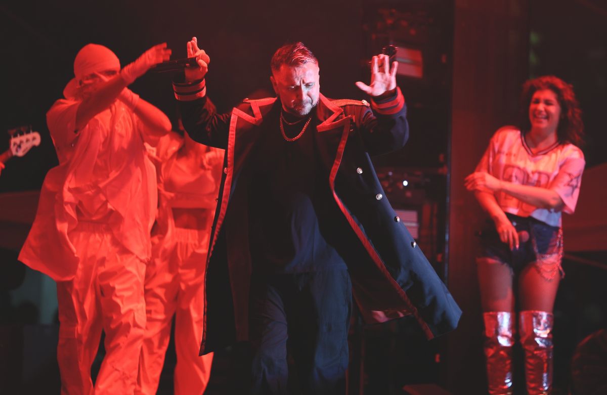 Majka a csőd szélén tántorgó Pécsre tart