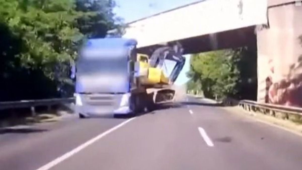 Vérfagyasztó pillanatot örökített meg egy autó fedélzeti kamerája a 6-os úton (VIDEÓ)