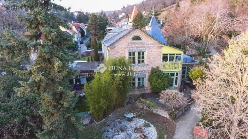 A legdrágább ingatlanok sorában a második helyen áll az ugyancsak a Mecsek-oldalban található háromgenerációs villa