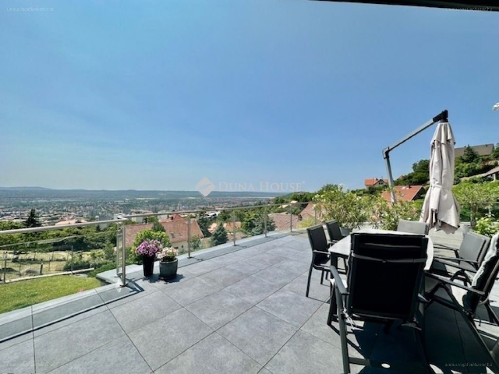 Nem meglepő, hogy a harmadik helyen található legdrágább pécsi ingatlan is a Mecsek-oldalon épült