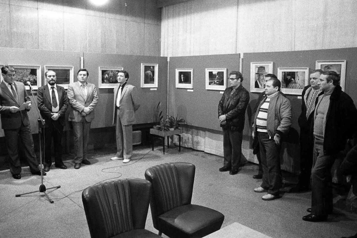 A Bányászfotós Kiállítást Lombosi Jenő főszerkesztő (DN) nyitotta meg a 80-as években a Nemzeti Kaszinó emeleti nagytermében