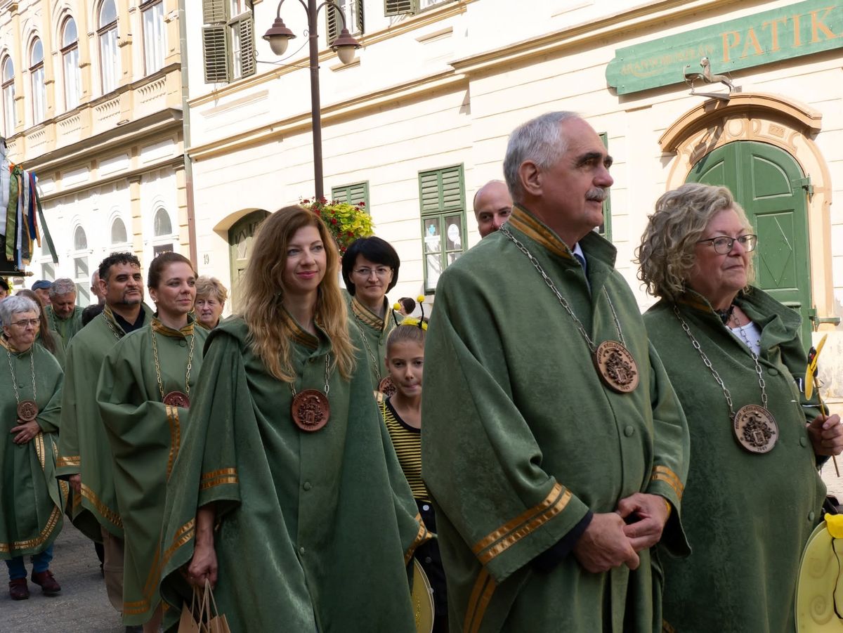 óriás méhecske méz