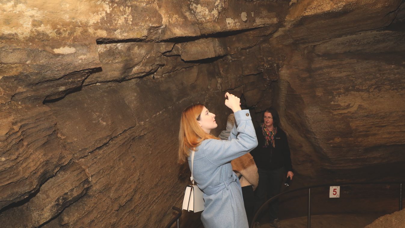 Sötétbe borul a barlang, senkinek sem szabad belépnie