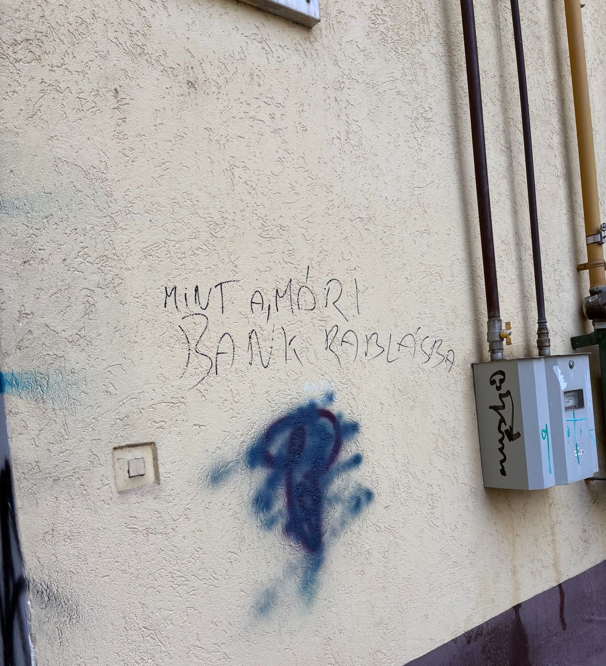 móri bankrablás felirat